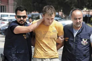 Cảnh sát Thổ Nhĩ Kỳ áp giải nghi phạm Renat Bakiev ở TP Adana ngày 10-8-2017. Ảnh: DOGAN