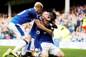 Wayne Rooney đầy phấn khích với bàn thắng cho Everton.
