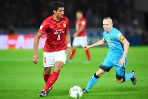 Thương vụ Paulinho (trái) là thất bại của Barca trên thị trường chuyển nhượng.