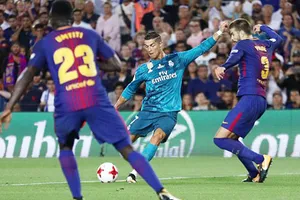 Ronaldo tung cú sút trước hàng phòng ngự Barcelona. Ảnh: Reuters