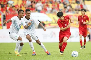 HLV Hữu Thắng chỉ đạo các học trò không phô trương toàn bộ năng lực trước Đông Timor. Ảnh: Nhật Anh