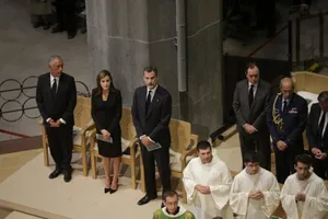 Nữ hoàng Letizia (thứ 2 từ trái) và nhà vua Tây Ban Nha Felipe (thứ 3 từ trái) tham dự thánh lễ trọng thể tại nhà thờ Sagrada Familia ở Barcelona ngày 20-8-2017 tưởng niệm các nạn nhân vụ tấn công khủng bố ở Barcelona, Tây Ban Nha. Ảnh: AP