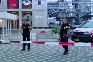 Cảnh sát phong tỏa khu vực Maassilo ở Rotterdam, sau khi buổi diễn của ban nhạc rock Mỹ Allah-Las bị hủy bỏ tối 23-8-2017. Ảnh: RTL