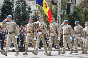 Binh sĩ NATO trong cuộc diễu binh mứng Quốc khánh Ukraine ở Kiev ngày 24-8-2017. Ảnh: TASS