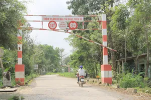 Khung khống chế tải trọng bị bẻ cong để xe quá tải chạy qua