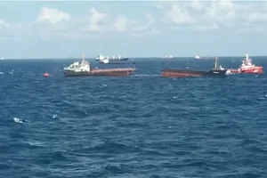Tàu hàng Leonardo dài 114 m gãy làm đôi trên biển Đen ở Thổ Nhĩ Kỳ ngày 27-8-2017. Ảnh: DENIZ TV  ​