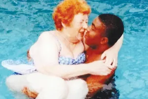 Cụ bà 72 tuổi kết hôn với thanh niên 27 tuổi