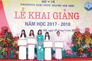Bà Nguyễn Thị Thùy Dung - Giám đốc nhãn hàng Dạ Hương trao học bổng cho 4 em nữ sinh xuất sắc của Đại học Dược Hà Nội
