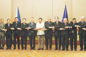 Tổng thống Philippines Rodrigo Duterte (giữa) và Bộ trưởng Kinh tế các nước ASEAN tại phiên họp ở Manila ngày 6-9