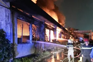 Cảnh sát PCCC phun nước từ ngoài vào để dập  lửa