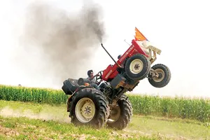 Lái máy kéo bằng 2 bánh