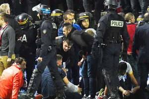 Các cổ động viên bị thương được sơ cứu tại chỗ