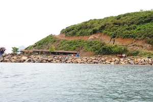  Những “vết cắt” do chủ đầu tư tạo ra đang phá nát đảo Hòn Rùa