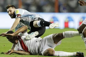 Messi bất lực trước hàng phòng ngự Peru. Ảnh: AP