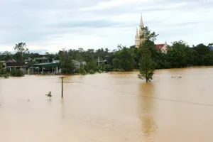 Nhiều nhà dân ở huyện Hương Khê, tỉnh Hà Tĩnh bị chia cắt. Ảnh: DƯƠNG QUANG