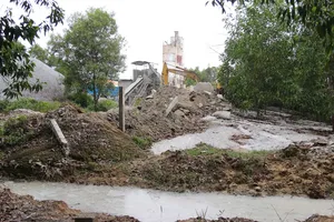 Trạm bê tông Chu Lai xả nước thải ô nhiễm trực tiếp ra môi trường. Ảnh: Nguyên Khôi