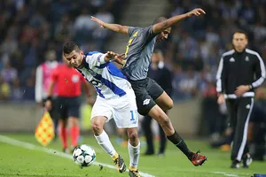 Jesus Corona (trái, Porto) tranh bóng với Bernardo của Leipzig