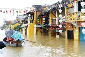 Phố cổ Hội An (Quảng Nam)  ngập chìm trong lũ. Ảnh: Nguyên Khôi