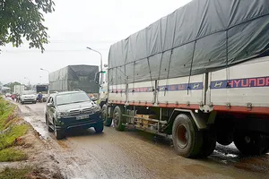 Các loại ô tô chen chúc nhau trên quốc lộ 40B đoạn từ Tam Kỳ đến Phú Ninh