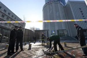 Lực lượng cứu hỏa tại hiện trường vụ cháy ở tòa nhà căn hộ đang xây ở quận Hexi, TP Thiên Tân, Bắc Trung Quốc. ngày 1-12-2017. Ảnh: XINHUA  ​