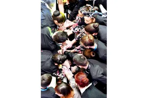 Kỷ lục mới về chơi đàn piano cùng lúc