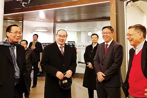 Bí thư Thành ủy TPHCM Nguyễn Thiện Nhân và Phó Chủ tịch Thường trực UBND TPHCM Lê Thanh Liêm trao đổi cùng các  giáo sư Trường Kinh doanh MIT Sloan thuộc Viện Công nghệ MIT. Ảnh: KHẮC VĂN