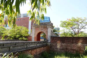 Một góc di tích Thành Điện Hải nằm giữa trung tâm TP Đà Nẵng