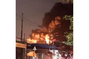 Ngọn lửa bùng cháy dữ dội.