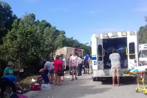 Cấp cứu người bị thương trong tai nạn xe buýt trên đường cao tốc Chetumal-Mahahual ở Mahahual, Mexico, ngày 19-12-2017. Ảnh: EPA-EFE