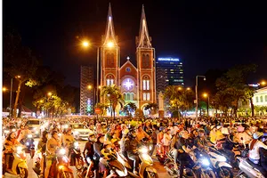 Không khí Giáng sinh ở khu vực Nhà thờ Đức Bà, TPHCM. Ảnh: VIỆT DŨNG