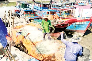 Ngư dân huyện Cần Giờ (TPHCM) khẩn trương thu dọn lưới để tránh bão. Ảnh: THANH HẢI