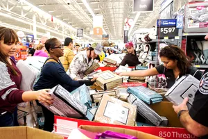 Khách hàng chen nhau mua sắm trong ngày Black Friday    