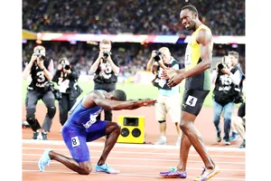 Hành động tôn vinh của nhà tân vô địch 100m Galtin (trái) trong ngày chia tay huyền thoại điền kinh thế giới Usain Bolt