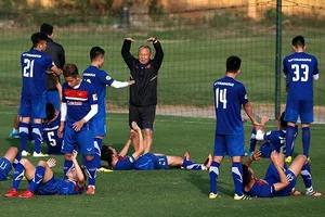 Thầy trò HLV Park Hang-seo trên sân tập