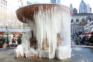 Đài phun nước bị đóng băng trong Công viên Bryant ở TP New York, Mỹ, ngày 28-12-2017. Ảnh: AP