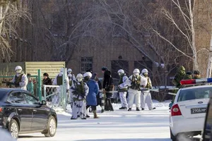 Cảnh sát phong tỏa hiện trường vụ tấn công tại trường học ở Ulan-Ude, Siberia, Nga, ngày 19-1-2018. Ảnh: AP