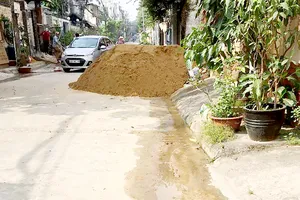 Ngang nhiên chiếm dụng lòng đường