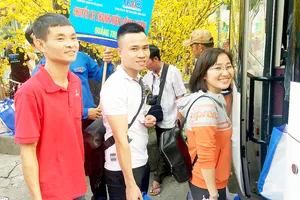 Niềm vui của công nhân khi về quê sum họp gia đình trên chuyến xe nghĩa tình      Ảnh: THÁI PHƯƠNG