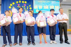 Trao quà tết tặng học sinh có hoàn cảnh khó khăn tại trường THCS Lương Thế Vinh, quận 3