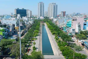 Kênh Hàng Bàng xanh, sạch sau khi được cải tạo. Ảnh: CAO THĂNG  ​