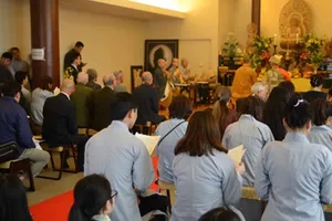 Các tăng ni, phật tử, các sử gia, nhà nghiên cứu lịch sử của Nhật Bản, Đại sứ quán Việt Nam tại Nhật Bản, bạn bè quốc tế, cùng đông đảo cộng đồng người Việt Nam tại Nhật Bản tụng kinh cầu siêu cho các chiến sỹ hy sinh trong trận chiến Gạc Ma 1988. Ảnh: Th