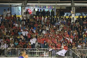 Khán giả trên sân Pleiku ngày 10-3