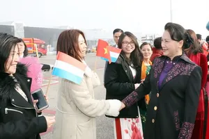 Đại diện cộng đồng người Việt tại Hà Lan đón Chủ tịch Quốc hội Nguyễn Thị Kim Ngân tại sân bay  quốc tế Schiphol, thành phố Amsterdam. Ảnh: TTXVN