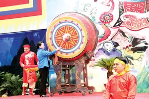 Chủ tịch Quốc hội Nguyễn Thị Kim Ngân đánh trống khai hội Lễ hội Bà Triệu năm 2018 Ảnh: TTXVN
