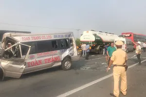 6 ô tô tông nhau liên hoàn tại điểm xuất hiện khói  mù mịt trên cao tốc TPHCM - Long Thành - Dầu Giây