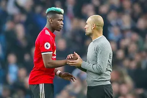 Paul Pogba bắt tay HLV Pep Guardiola trong trận Man.United thắng Man.City 3 - 2