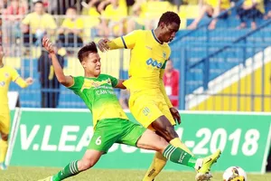 XSKT Cần Thơ (áo xanh) trong trận hòa 1 - 1 trước chủ nhà FLC Thanh Hóa. Ảnh: MINH HOÀNG