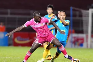 Trận CLB Sài Gòn hòa 1 - 1 với Sanna Khánh Hòa (phải) trên sân Thống Nhất. Ảnh: NGUYỄN NHÂN