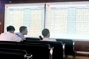 VN-Index đã mất mốc 1.000 điểm, rơi thẳng xuống 988 điểm trong ngày 23-5. Ảnh: HUY ANH