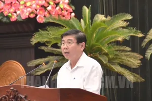 Phó Bí thư Thành ủy, Chủ tịch UBND TP Nguyễn Thành Phong báo cáo tại hội nghị. Ảnh: hcmcpv